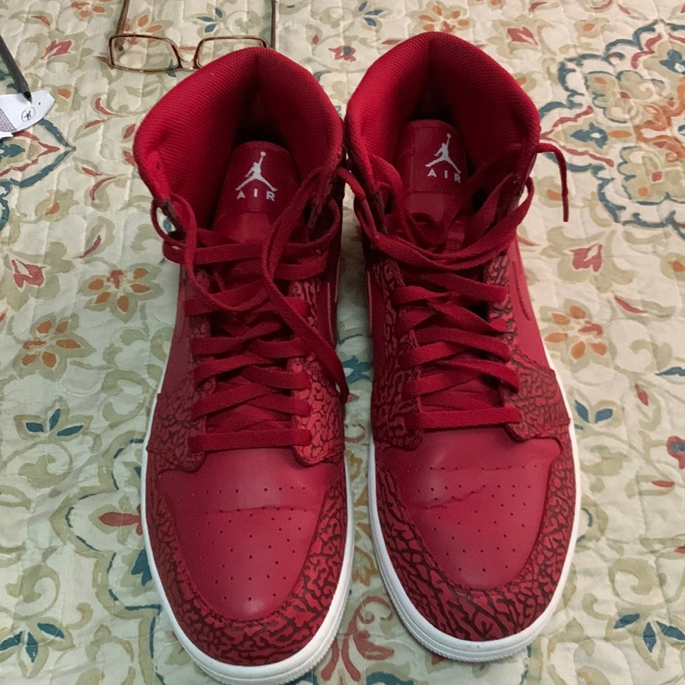 Jordan Retro 1 (High) Red Elephant Print Gym Red/white PREOWNED